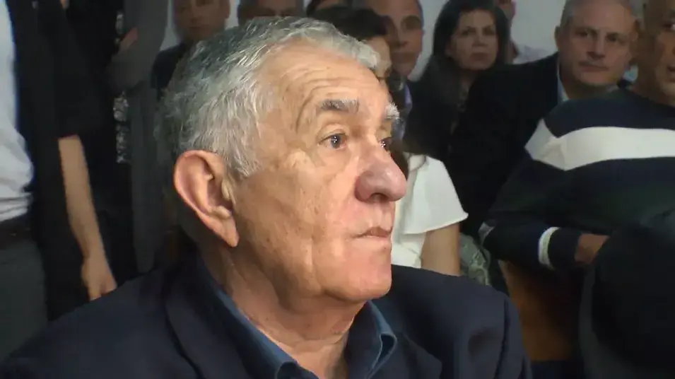 החל משפטו של צבי בר: 