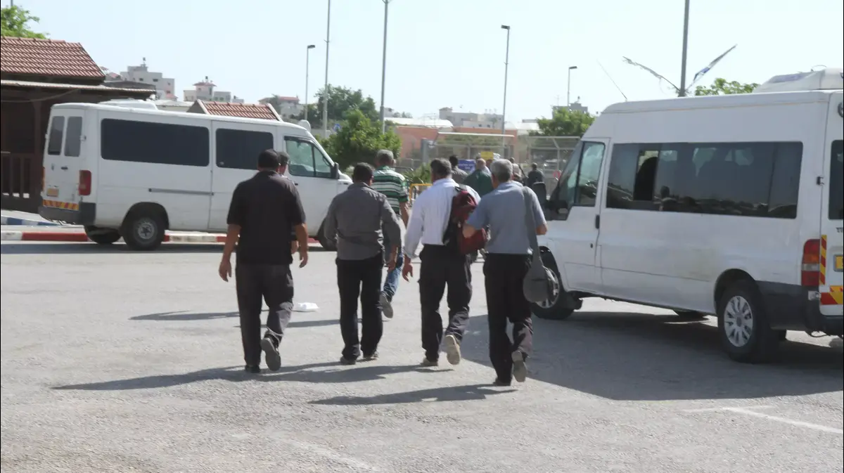 Survey Will apartment owners agree to bring Palestinian laborers into