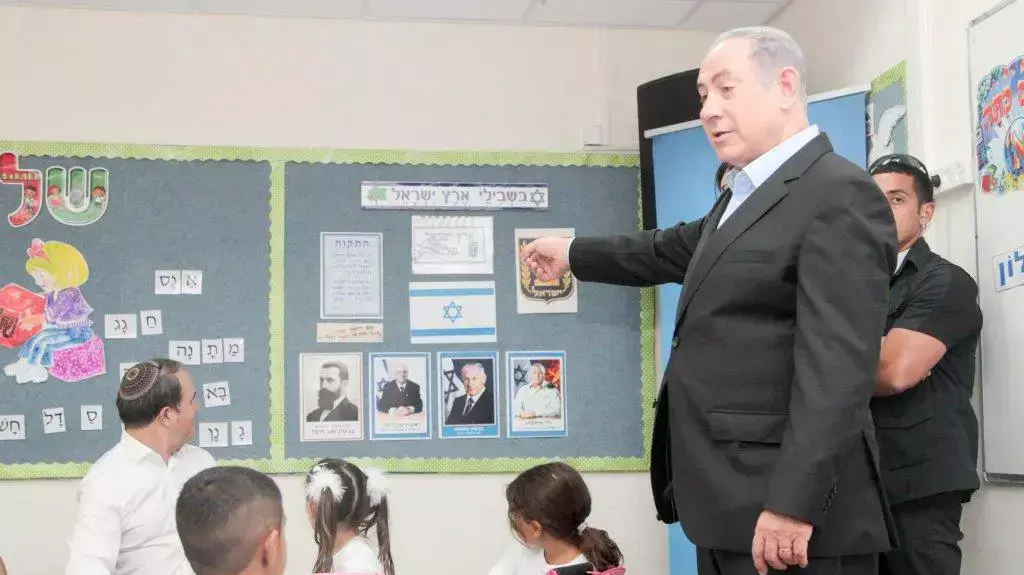 כיתה ללא מחנות: מדוע תמונות הפוליטיקאים צריכות להישאר מחוץ לבית הספר