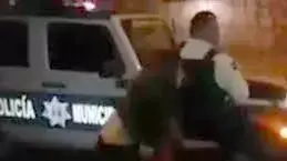 שוטר תועד נותן לצעירה לערוך בו חיפוש גופני - וכעת הוא בצרות - וואלה חדשות