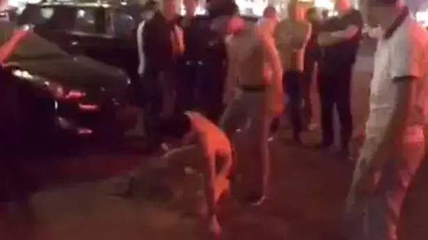 קשה לצפייה: בעל זועם הכה את המאהב העירום של אשתו על הכביש - וואלה חדשות