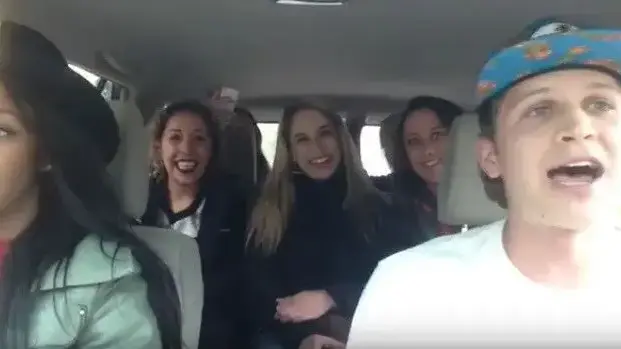 צפו: נהג "אובר" מוכיח לנוסעות שהוא יודע לעשות ראפ כמו גדול - וואלה חדשות