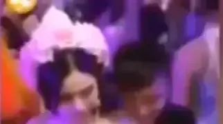 הסיפור האמיתי מאחורי הכלה שנתנה לאורחים לתפוס בשדייה - וואלה חדשות