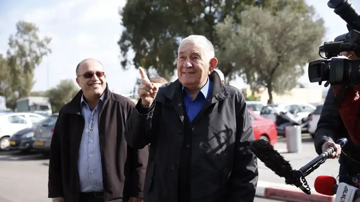 בגיל 81, ראש עיריית רמת גן לשעבר צבי בר נכנס לכלא בגין שוחד - וואלה חדשות
