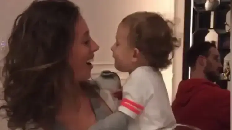 דוגמנית פרסמה סרטון של תינוק ממשש לה את השדיים - והסתבכה - וואלה חדשות