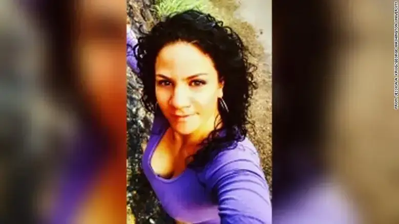 בעגילי חישוק והדפסים מנומרים: מרצה לבנה התחזתה לשחורה - וואלה חדשות