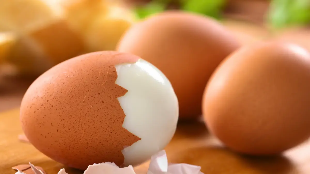 Почему лопаются яйца. Яйцо. Пленка для яиц. Яйцо для здоровья. Подставка под яйцо всмятку.