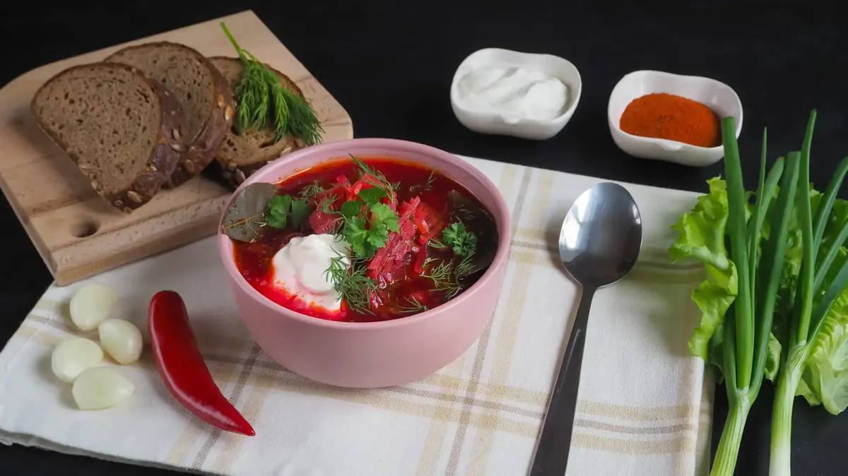 Хаваю борщ очень вкусно