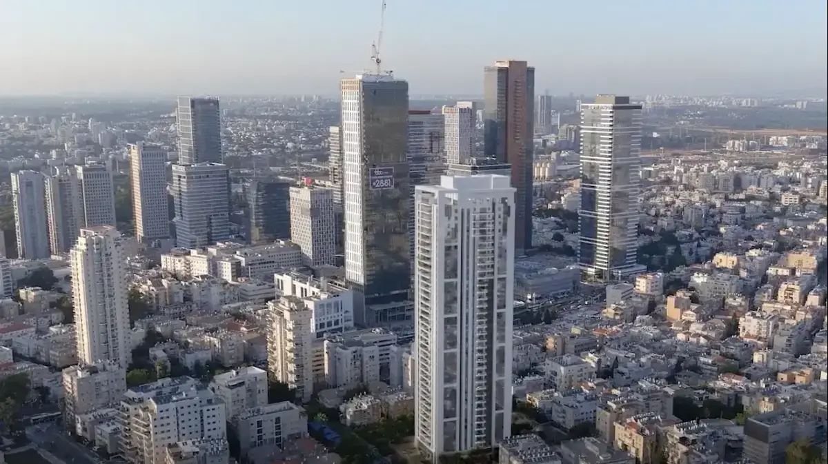 What is behind the luxury tower built in the heart of Ramat Gan