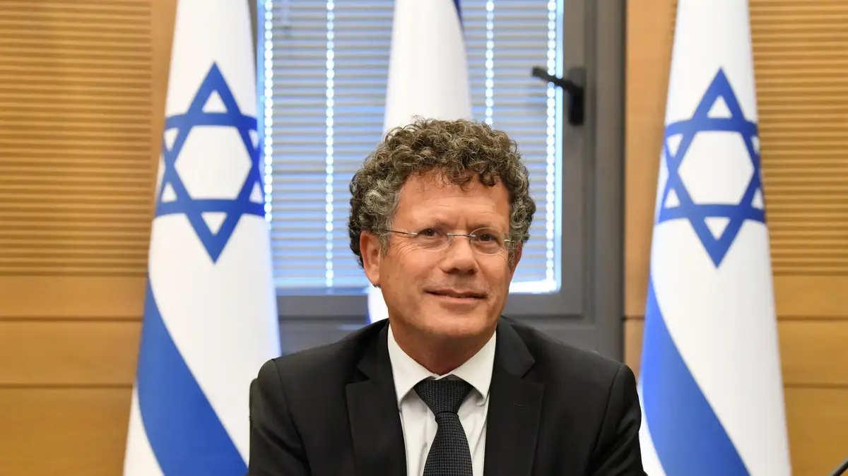 בכירים באקדמיה מגבים את עמית: 