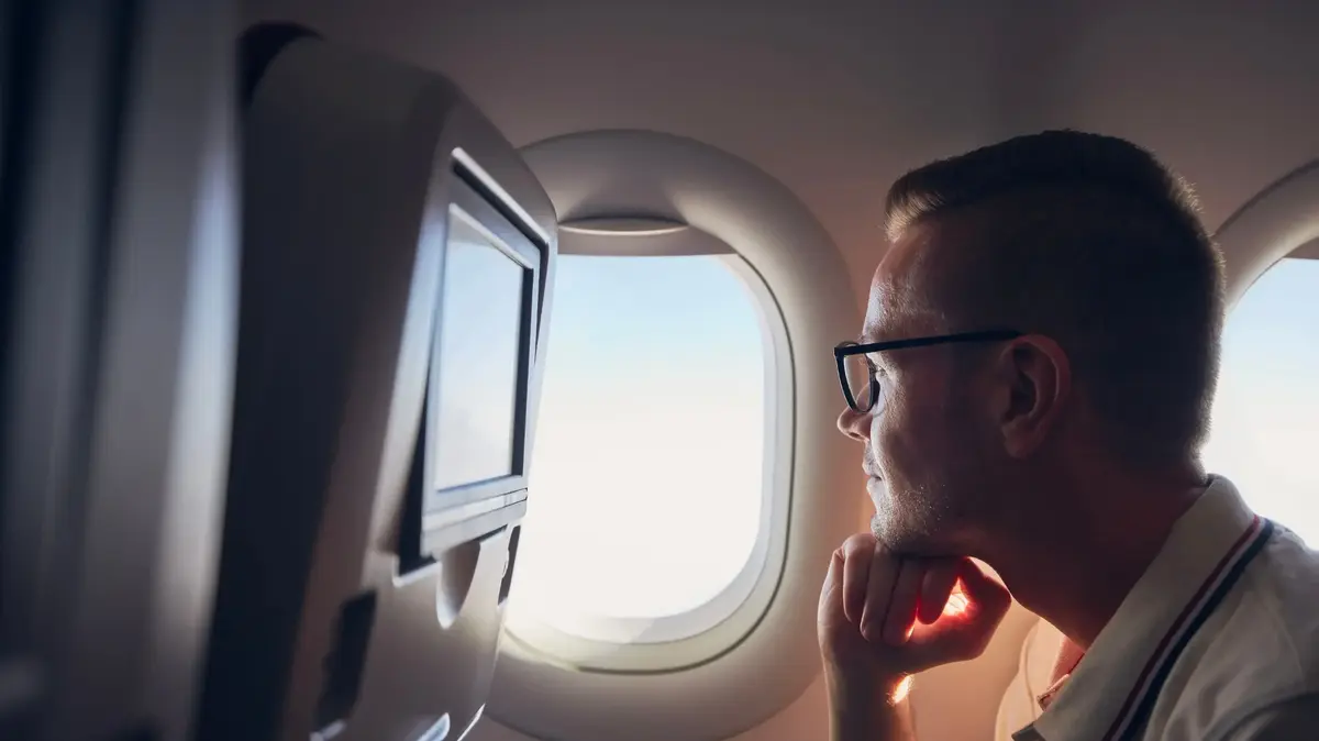 Для чего на взлете и посадке в салоне самолета приглуша - Zahav.ru Туризм