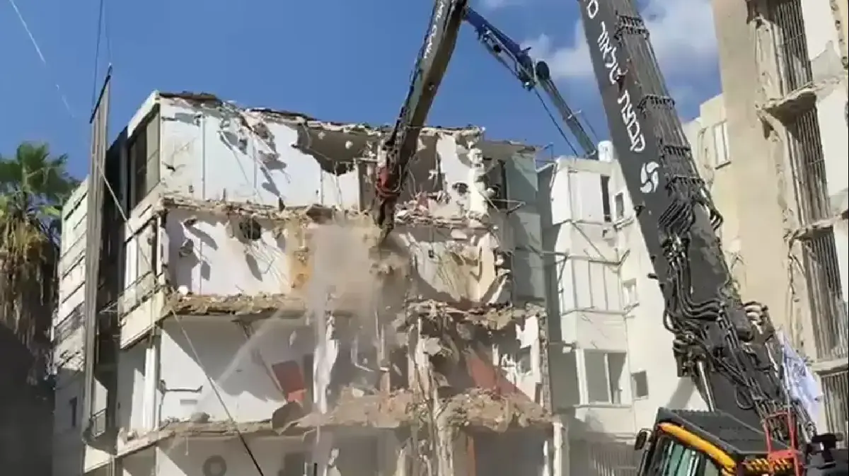 Happy ending the collapsing building in Holon is being vacated the