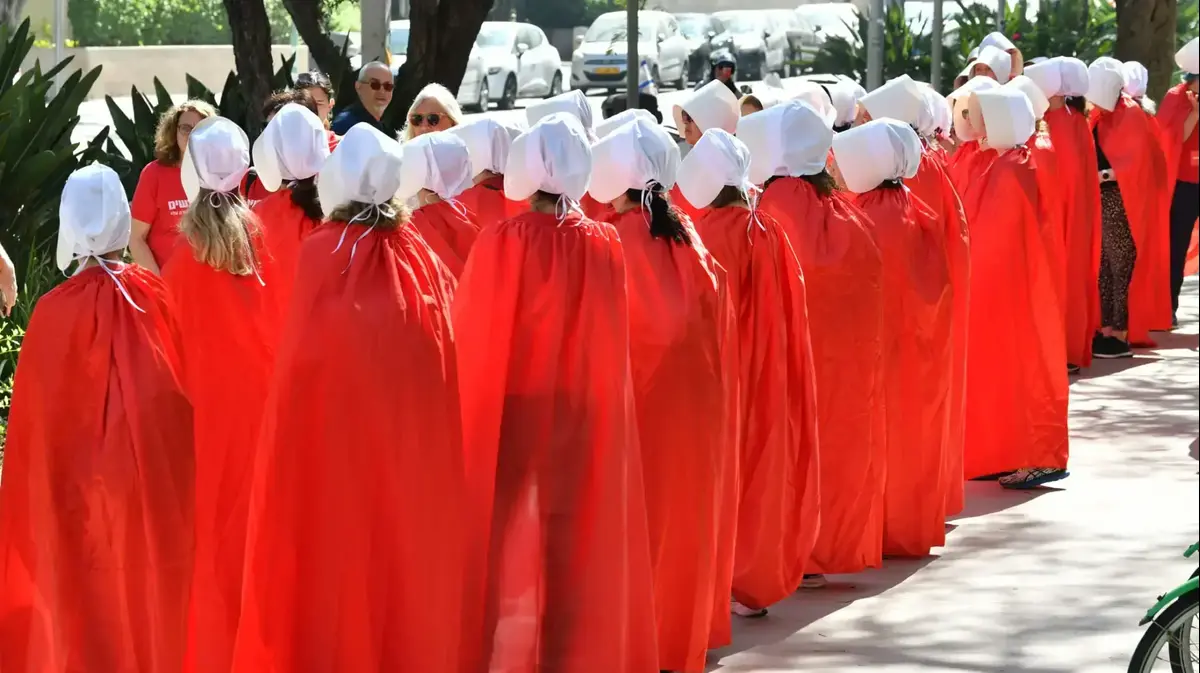 מאחורי הדלת הסגורה של הניידת: כך מדכאים את קול המחאה הנשי בישראל – וואלה חדשות