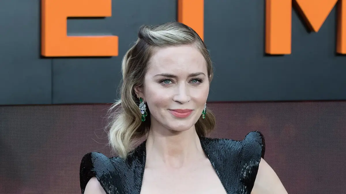 Pillow face what did actress Emily Blunt do inside? Voila! health