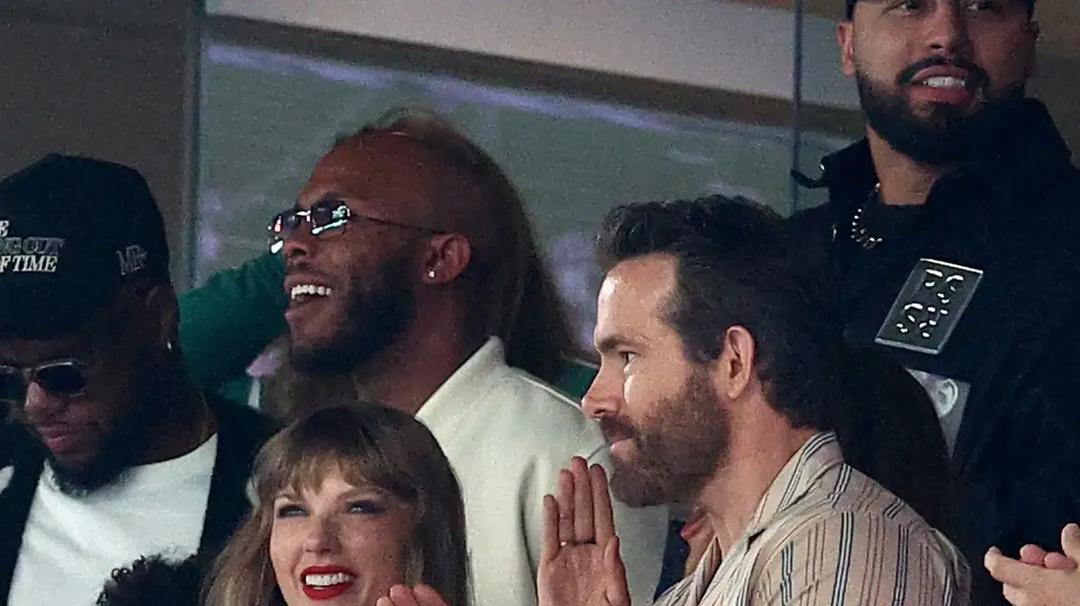 Erotic images of a politician were distributed throughout the city with the  aim of thwarting her - and then she won - voila! news - The Limited Times