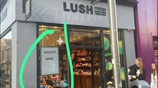 חנות הקוסמטיקה LUSH בדבלין עם שלט "להחרים את ישראל" - וואלה אופנה