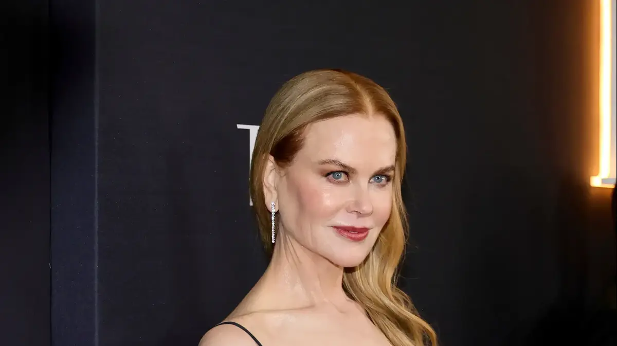 She didn't spare: Nicole Kidman with a killer back cleavage and ...