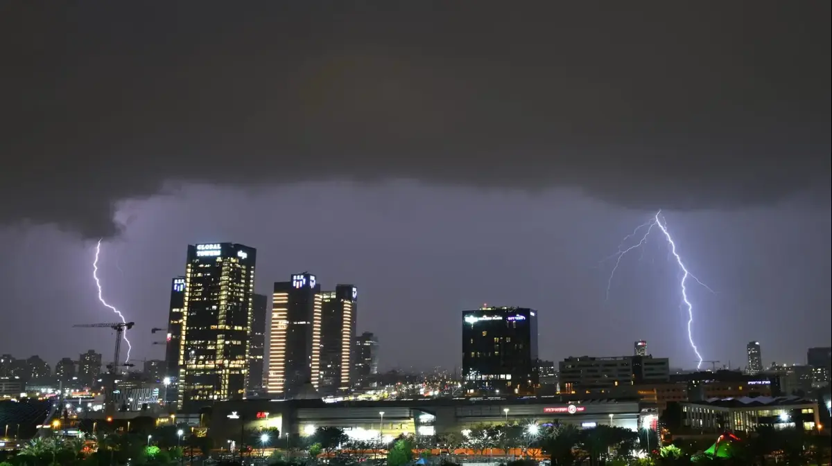 התראה אדומה וחשש להצפות: הסופה נמשכת – ומה צפוי בהמשך? – וואלה חדשות