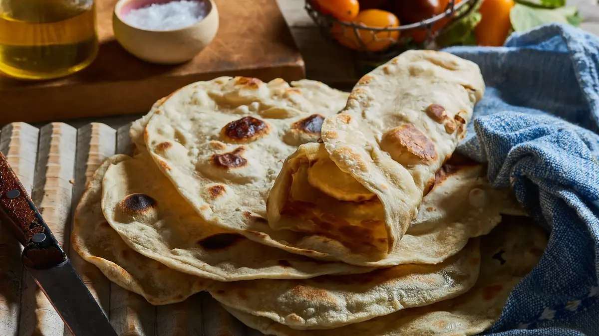 מתכון קל להכנה של לאפה עירקית חמה ולוהטת על מחבת - וואלה אוכל