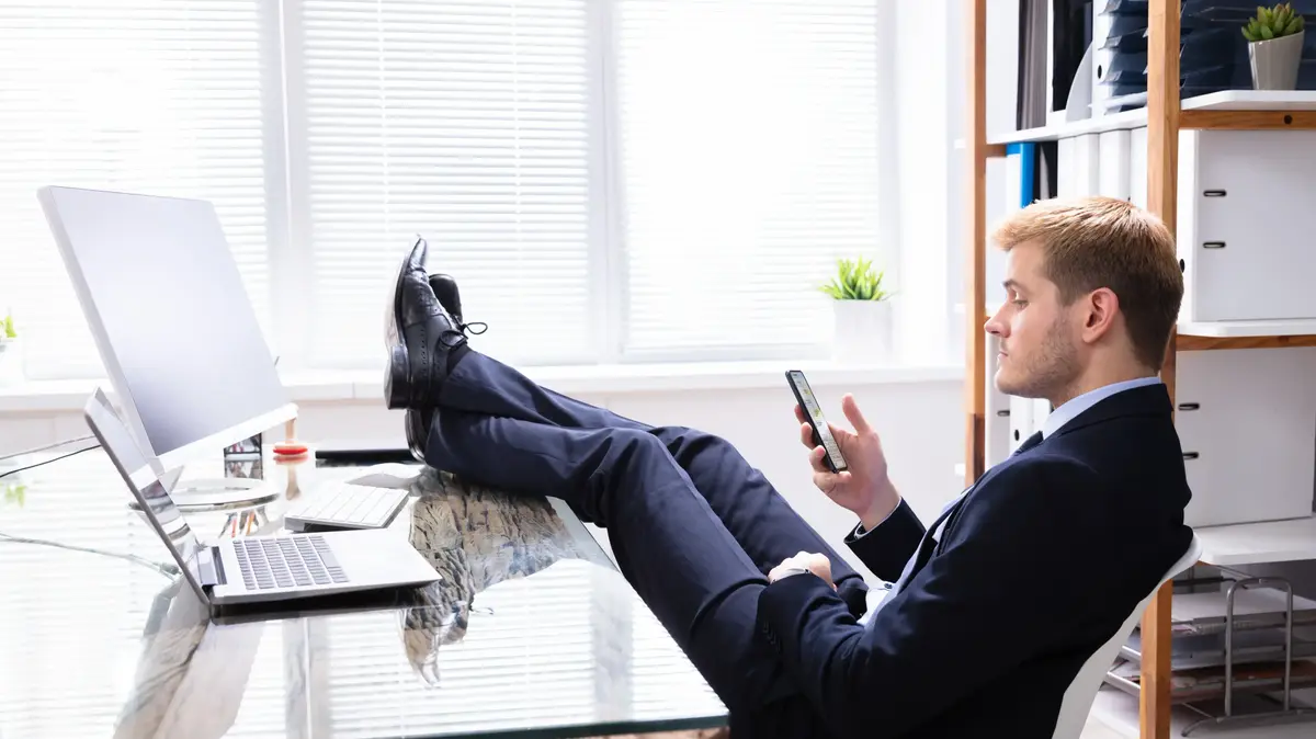 קיבל משכורת 10 שנים בלי להגיע לעבודה - ונשלח לחמש שנות מאסר