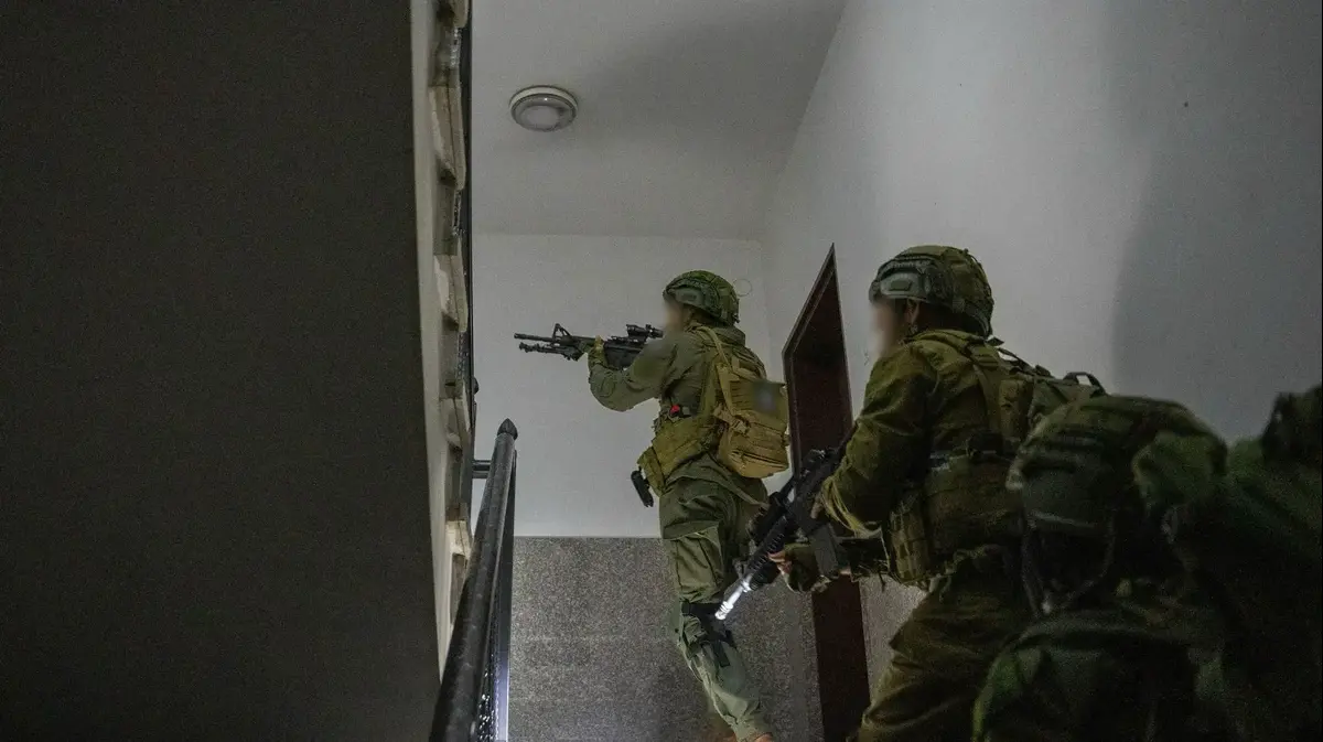 פשיטה על עסק חלפנות ברמאללה: צה"ל חשף העברת כספים לחמאס ועצר חשודים