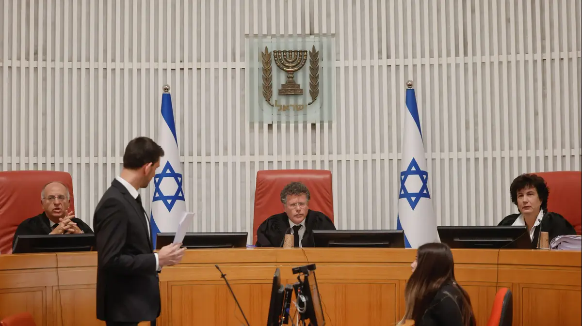 בג”ץ יכריע: האם המועמד החדש של לוין ילווה את חקירת הפצ”רית? | שידור ישיר מהדיון...