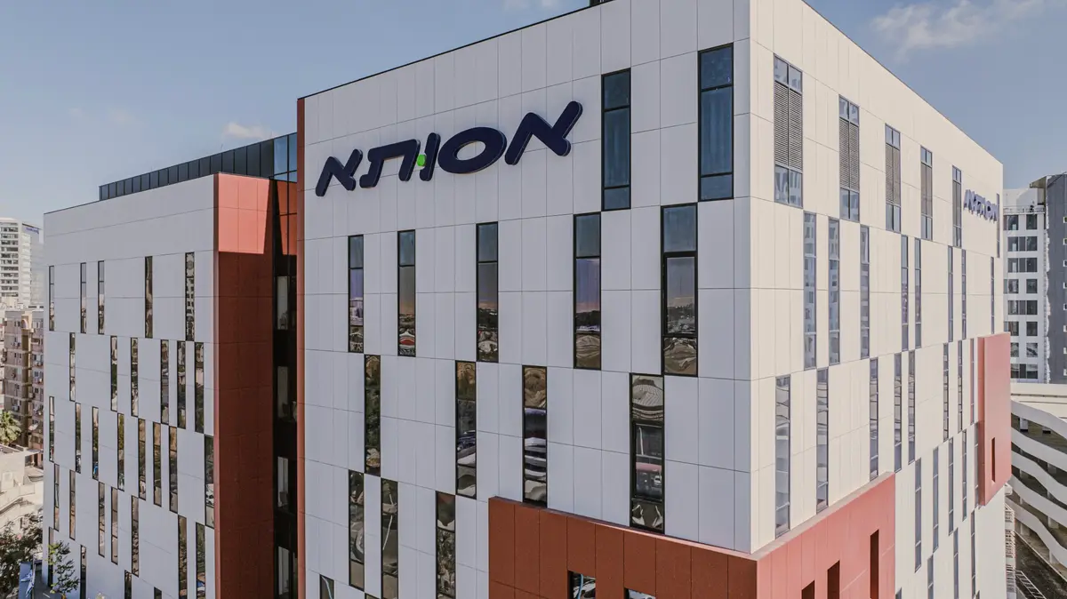 השפעת מתפשטת, המסכות חוזרות: בתי החולים מהדקים נהלים