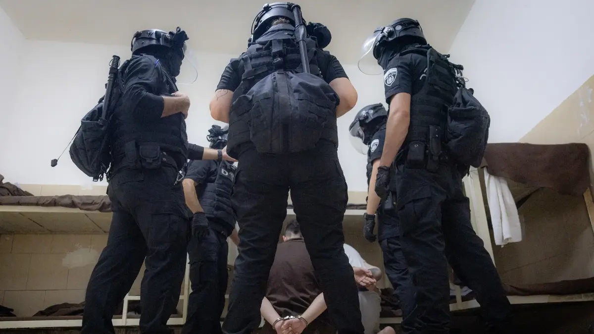 "באלות, אגרופים ובעיטות": 12 אנשי שב"ס מואשמים בהמתה בקלות דעת של אסיר ביטחוני