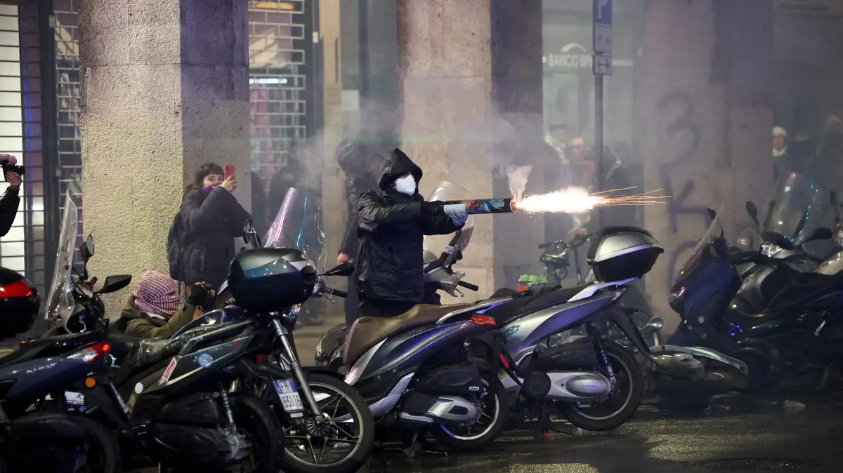 רימוני עשן וגז מדמיע: צפו בבלגן הענק בההפגנה בבולוניה – וואלה ספורט