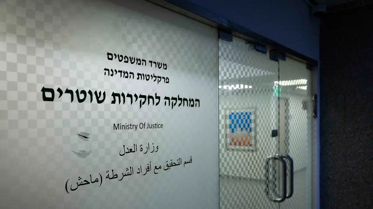 קצין משטרה נחקר בחשד שהטריד מינית וביצע מעשה מגונה – באישה שהגישה תלונה בתחנה