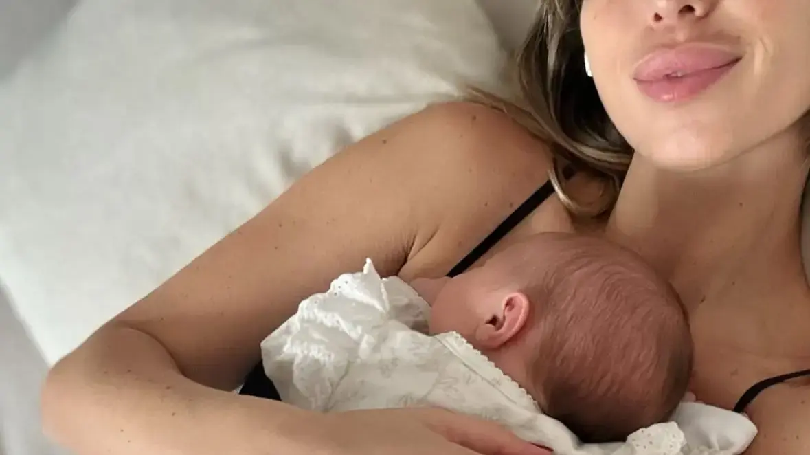 „12 שעות של צירים שהסתיימו בחדר הניתוח”: כוכבת הריאליטי הפכה לאמא – וואלה סלבס