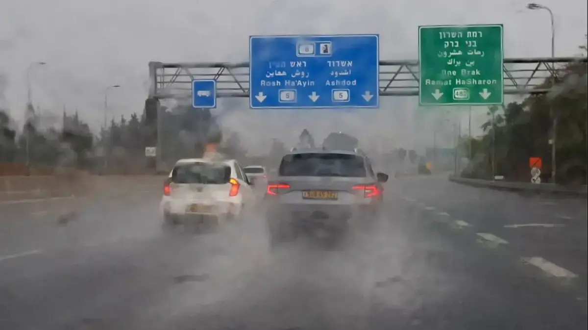 שיטפונות, חילוצים ונהגים לכודים: סופת „ביירון” משבשת את המדינה – וואלה חדשות