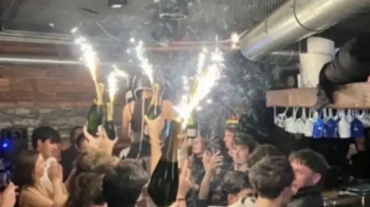 סיבת השריפה בשוויץ: זיקוקים מבקבוקי שמפניה ששרפו את תקרת העץ – וואלה חדשות