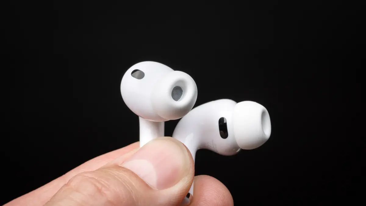 אפל מכניסה מצלמה לאוזניות: ה-AirPods החדשות נחשפו בטעות