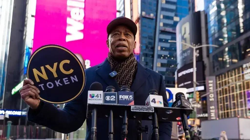 מיליונים נעלמו ברגע: חשד להונאה במיזם הקריפטו של ראש עיריית ניו יורק לשעבר