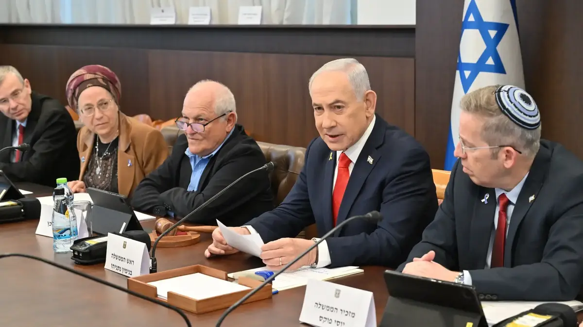 המהלך שנחשף רגע לפני הקבינט וההודעה העמומה שאחריו: נתניהו קנה זמן – אבל רק דחה...