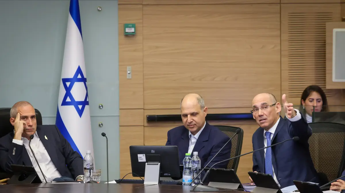 הנגיד מרים לישראלים: 