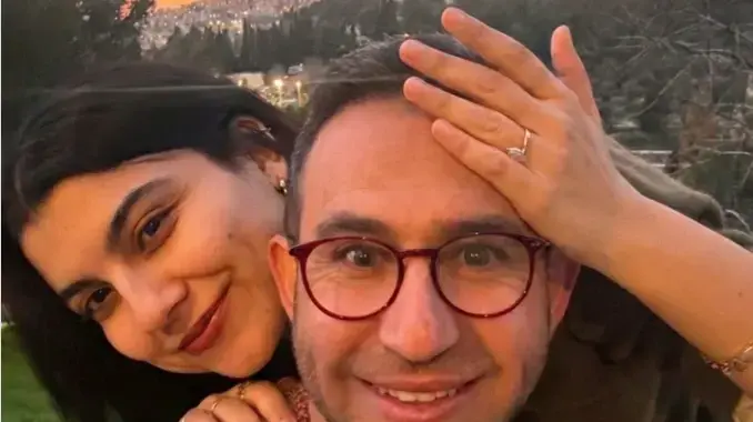 בשעה טובה: העיתונאי עקיבא נוביק התארס לבת הזוג שלו – וואלה סלבס