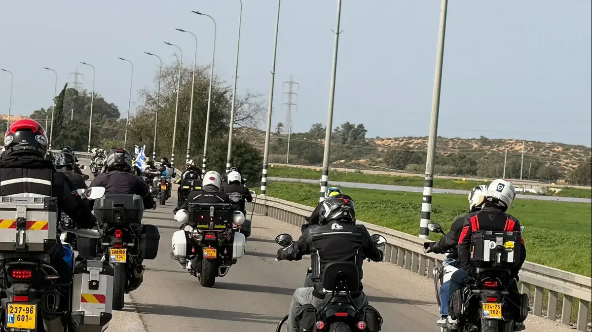 רוכבים בעקבותיו: שיירת אופנועים של חירשים-עיוורים יצאה למסע לזכר רן גואילי
