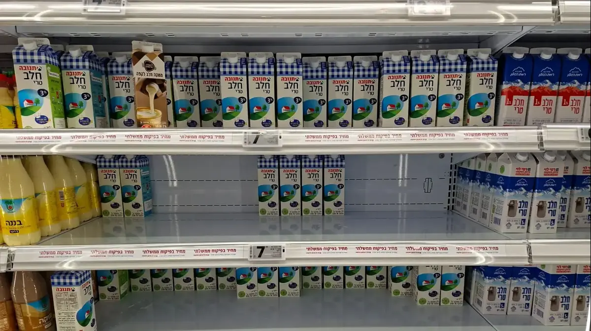 היצרנים נסוגים זמנית, המאבק נמשך: הוקפאו עיצומי החלב - והמחאה מתרחבת