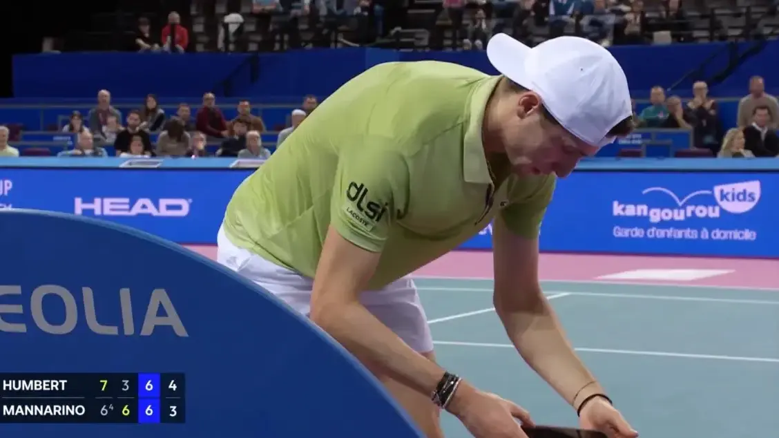 מה הוא חיפש שם? הטניסאי בדק את הנייד בשיא המשחק – והפסיד – וואלה ספורט