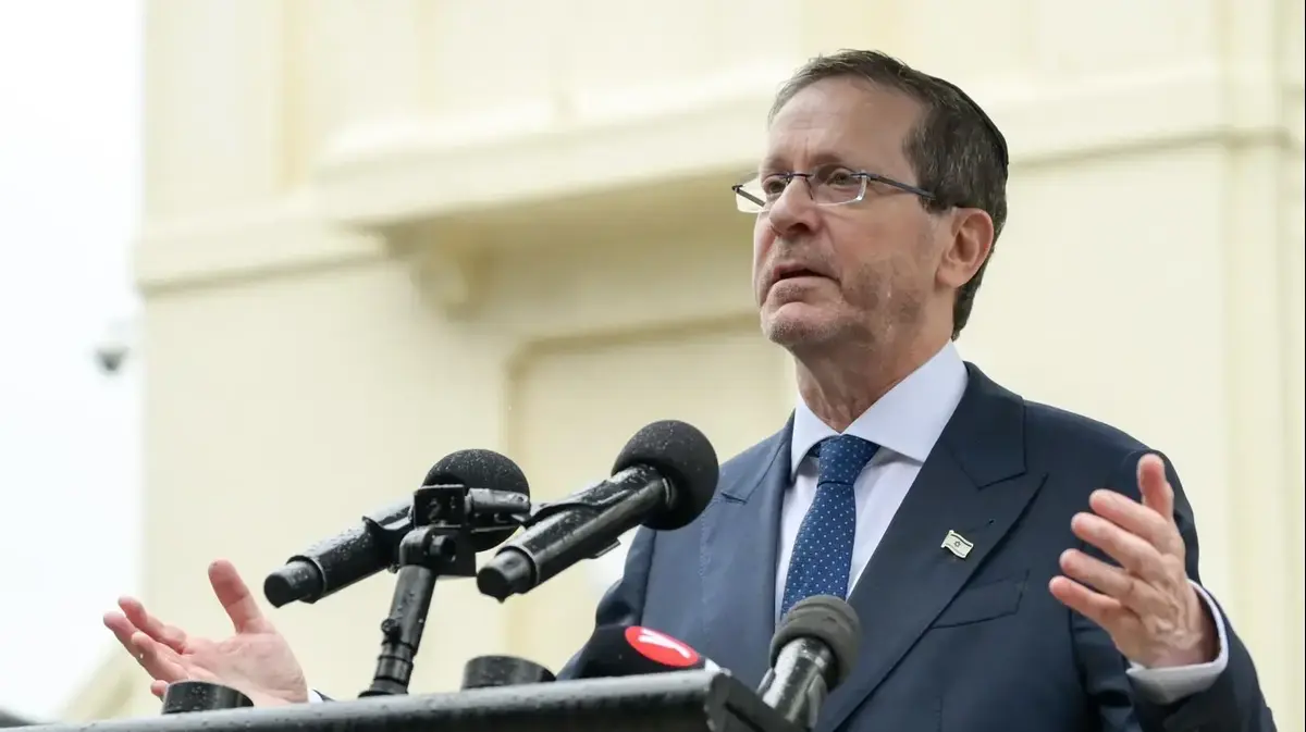 הרצוג בביקורת חריגה: „אם נתניהו עומד מאחורי המתקפה של טראמפ – זו חציית קו אדום”...