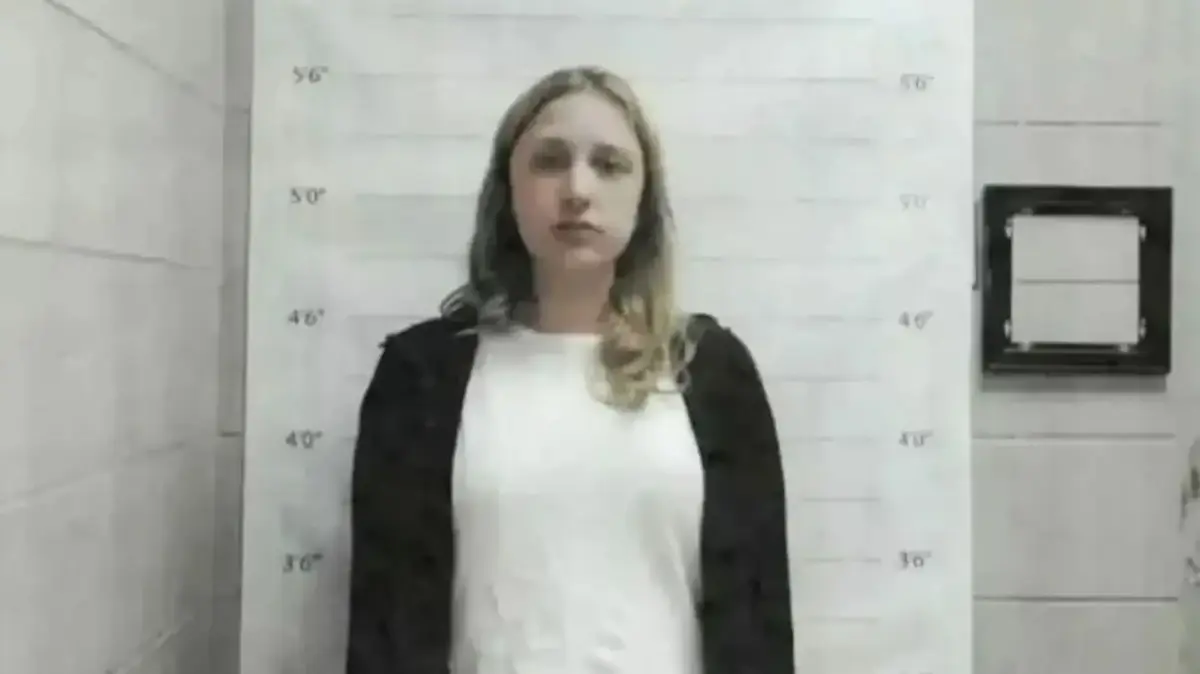 המורה בתיכון לבנות נעצרה אחרי שאמא גילתה תמונות שלה בעירום עם בתה