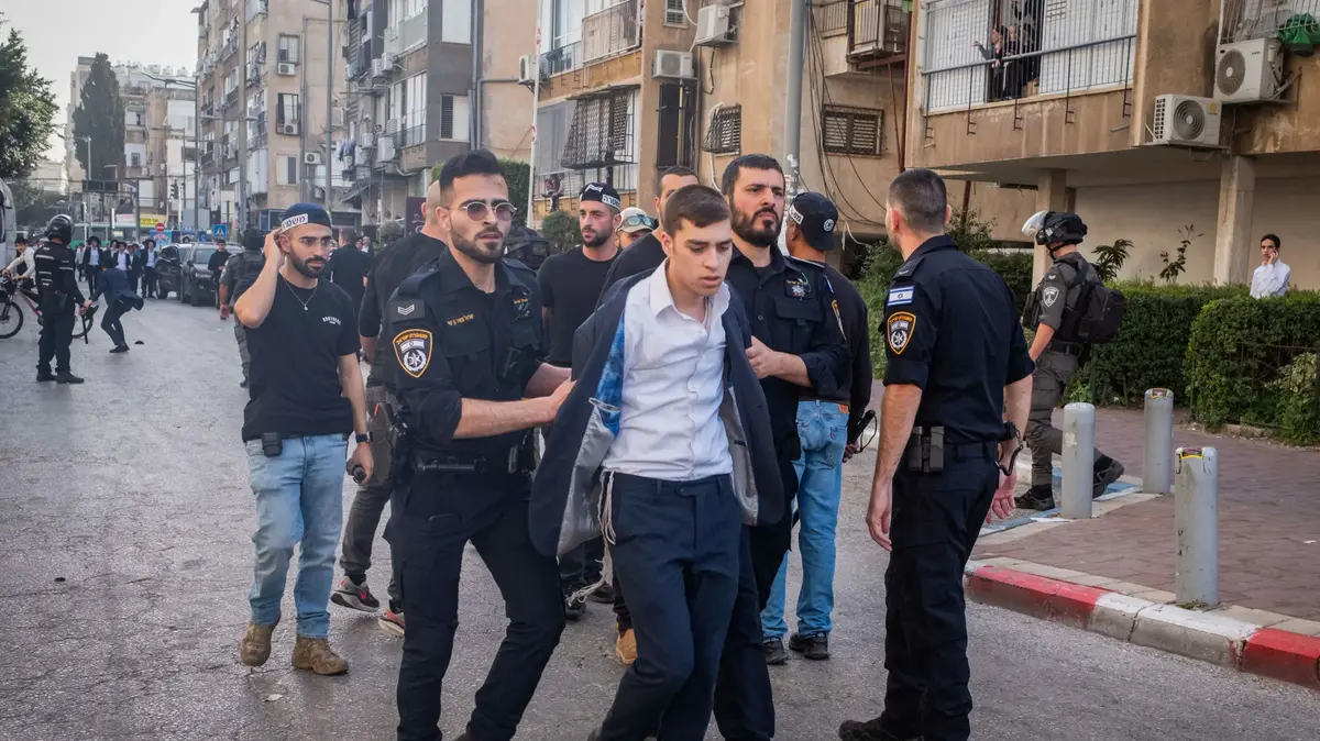 הרב הראשי לשעבר נתן את „ההיתר” ההלכתי – ההמון המוסת יצא לרחובות בני ברק – וואלה...