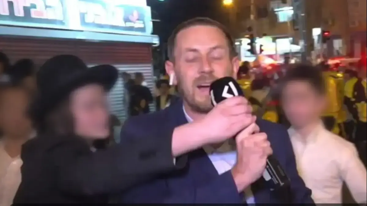 במהומות בבני ברק: נערים חרדים תקפו את כתב כאן 11 באמצע שידור