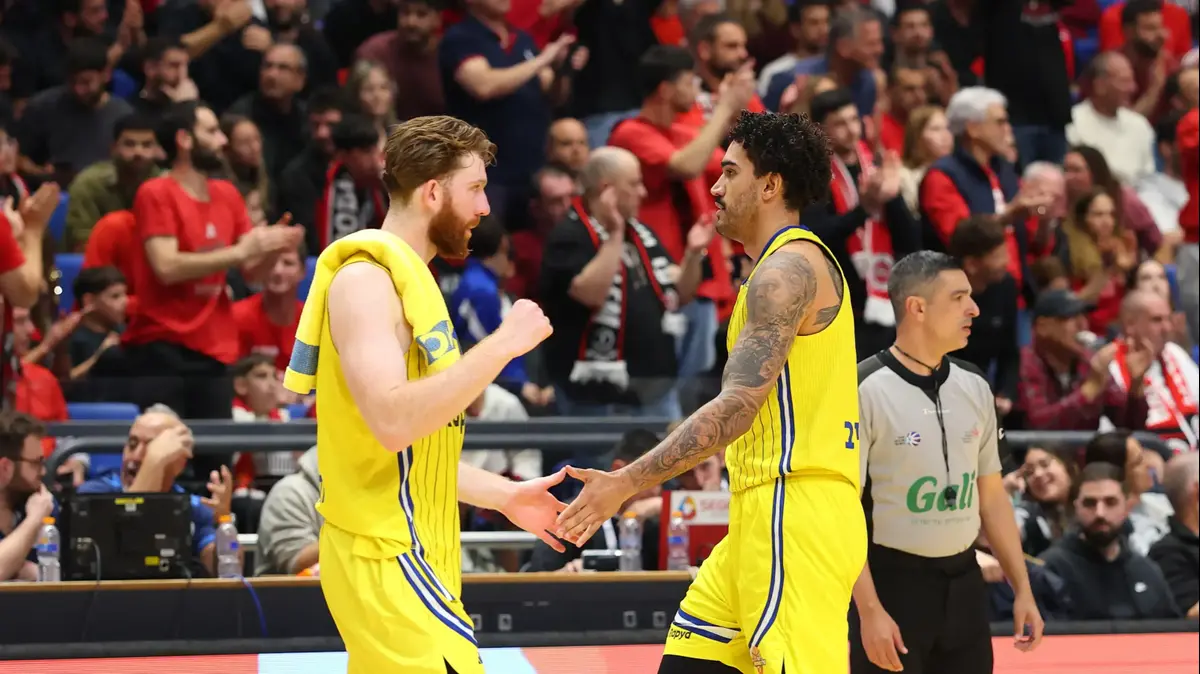 שחקני מכבי ת”א הגיעו למשחק בבלגרד: „מנסים להישאר מעודכנים” – וואלה ספורט