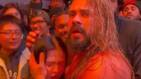 צפו בתיעוד המזעזע: מתאבק בעט בפניה של מעריצה, שהתמוטטה ביציע – וואלה ספורט