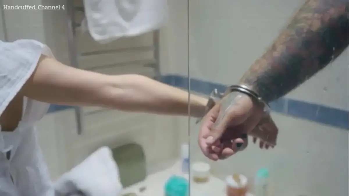 ככה זה נראה בריאליטי שבו עקרת בית שמרנית התקלחה אזוקה לכוכב פורנו – וואלה חדשות