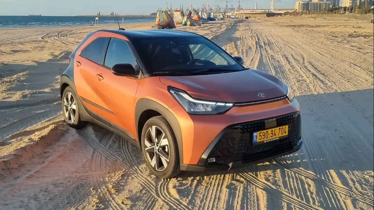 טויוטה אייגו X היברידית: מנצחת את משבר הנפט עם 24 ק