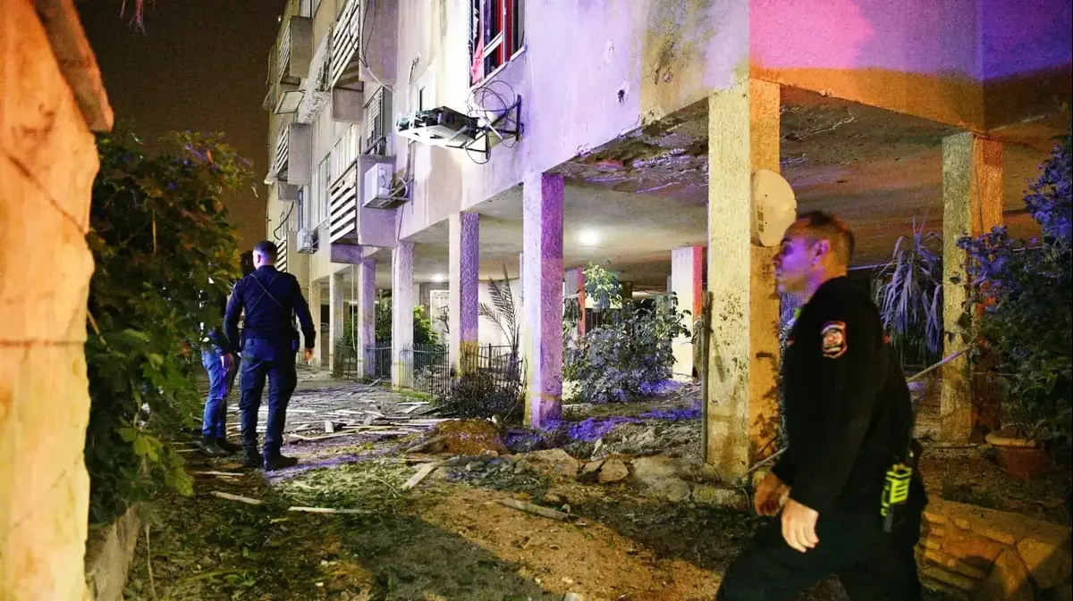 שוב אזעקות במרכז: 17 זירות פגיעה, בן 45 נפצע קל מרסיסים בפניו | תיעודי ההרס –...